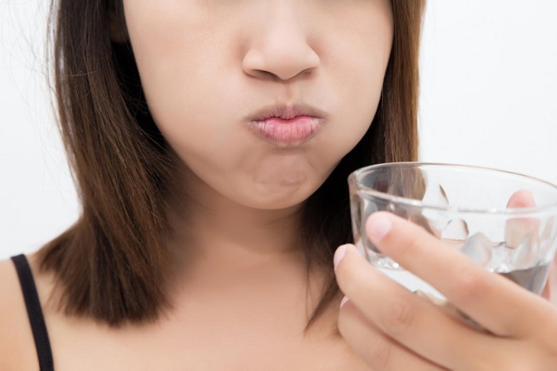 Súc miệng nước muối giúp bạn giảm cảm giác đau nhức do bệnh gây ra