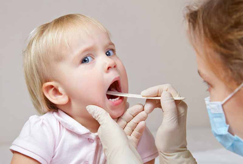 Việc tự nhổ răng sữa cho bé có thể gây ra nhiều tác hại sau này