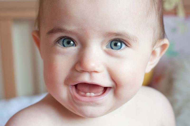 Vào tháng tuổi thứ 6, bé sẽ bắt đầu mọc chiếc răng cửa hàm dưới đầu tiên.