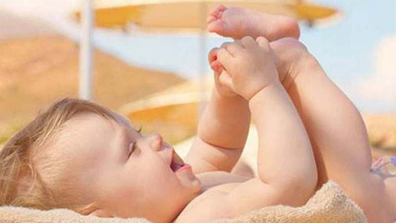 Cha mẹ có thể cho trẻ đi tắm nắng để bổ sung vitamin D.