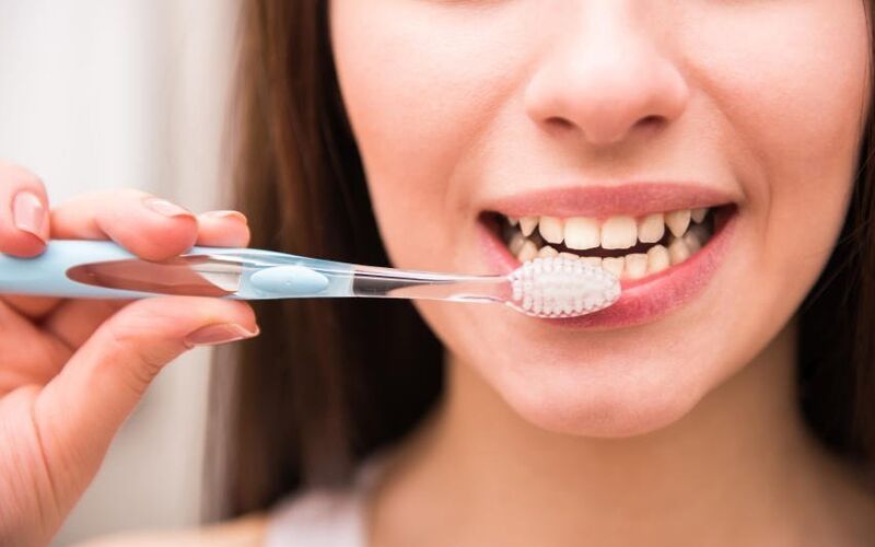 Vệ sinh răng miệng đúng cách sẽ giúp phòng tránh hôi miệng hiệu quả.