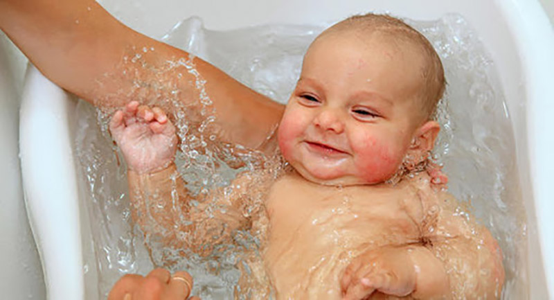 Cho trẻ tắm bằng nước ấm sẽ giúp con giảm cảm giác khó chịu