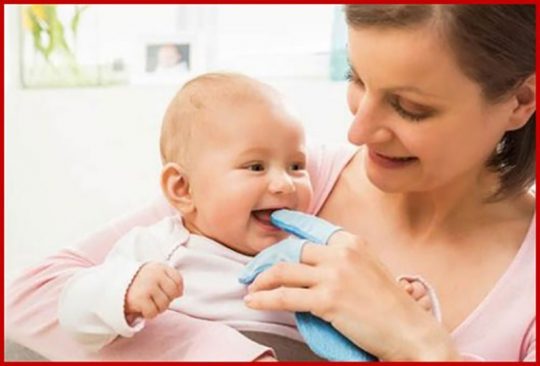 Một trong những mẹo cho bé chậm mọc răng là xoa nướu