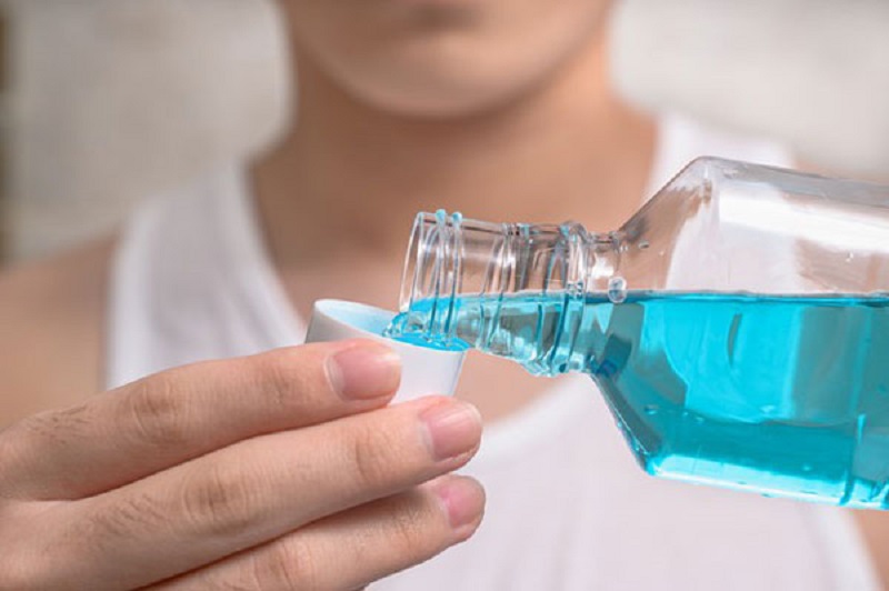 Sử dụng nước súc miệng để loại bỏ mảng bám trên răng