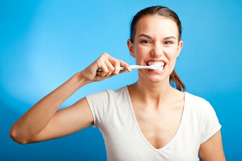 Đánh răng quá mạnh làm ảnh hưởng trực tiếp tới lợi