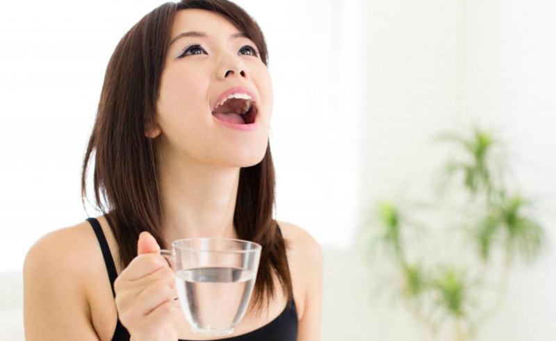 Nước muối ấm giúp ức chế sự phát triển của các vi khuẩn gây viêm nướu răng.