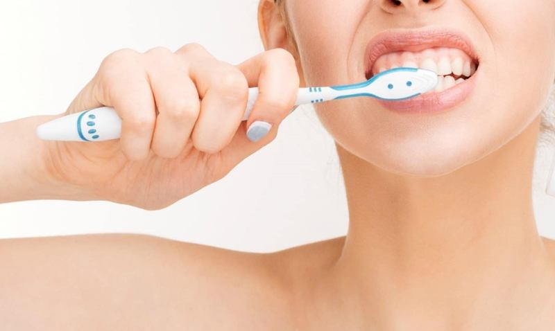 Vệ sinh răng miệng đúng cách giúp ngăn ngừa viêm nướu răng và nổi hạch.