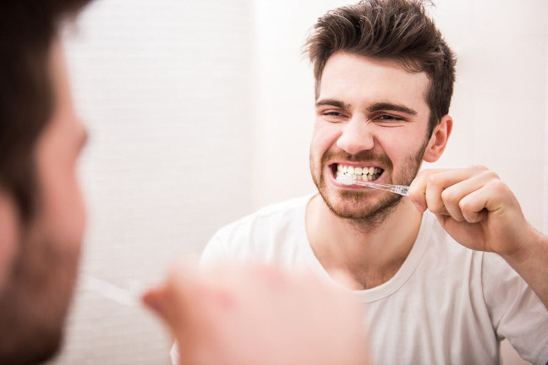 Vệ sinh răng miệng thường xuyên để luôn có một hàm răng chắc khỏe