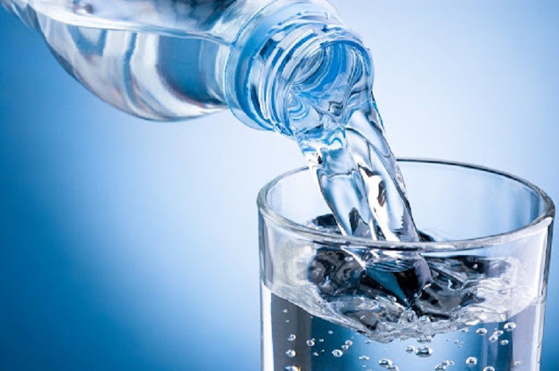 Uống nhiều nước lọc để giúp khoang miệng được làm sạch, mau lành vết thương