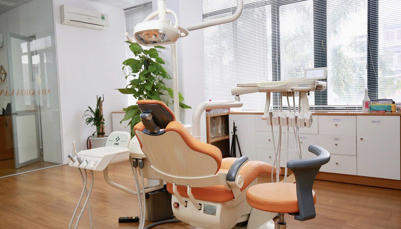Cơ sở nha khoa thực hiện ảnh hưởng tới chi phí niềng răng 2 hàm