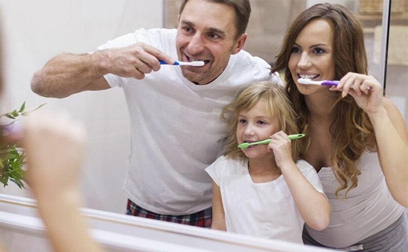 Hướng dẫn con vệ sinh răng miệng trong suốt quá trình niềng răng 