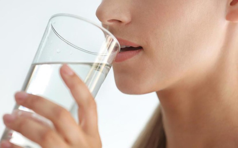 Uống nhiều nước là cách hiệu quả để cấp ẩm cho môi