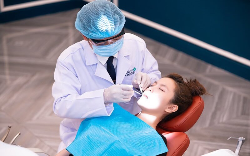 Khi bị sâu răng, bạn cần gặp bác sĩ nha khoa để được điều trị dứt điểm