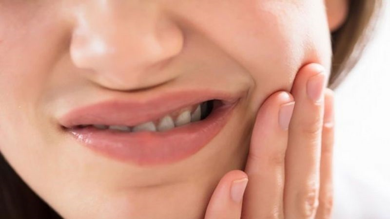 Tập mewing sai cách có thể khiến bạn bị đau hàm