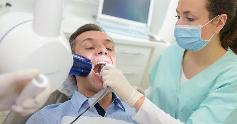 Việc thăm khám bác sĩ là cần thiết nếu như bạn gặp bất cứ vấn đề về răng miệng nào