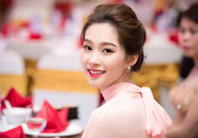 Hoa hậu Đặng Thu Thảo sở hữu gương mặt trái xoan với các đường nét hài hòa, cân đối