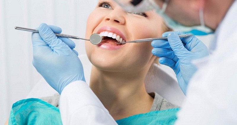 Hãy thăm khám bác sĩ kỹ càng để được tư vấn phương án phục hình răng phù hợp nhất với bản thân