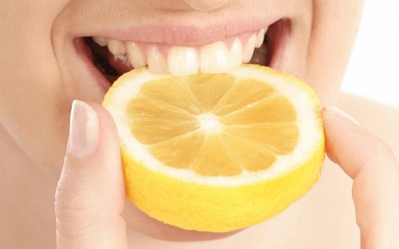 Chanh có tác dụng tuyệt vời trong việc làm trắng răng và làm sạch khoang miệng