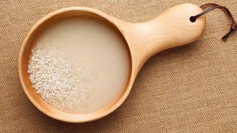Nước vo gạo đặc là nguyên liệu giúp làm trắng răng an toàn, hiệu quả