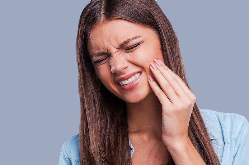 Răng khôn mọc lệch gây nên cảm giác đau đớn khó chịu