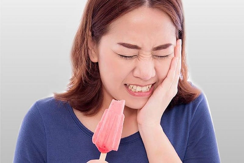 Tác hại của tẩy trắng răng sai cách là làm tổn thương men răng, gây nên tình trạng ê buốt nghiêm trọng