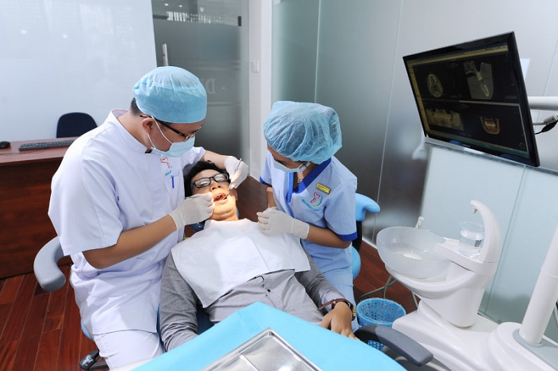 Bạn chỉ nên lựa chọn cơ sở nha khoa uy tín để trồng răng giả nhằm đảm bảo an toàn và hiệu quả