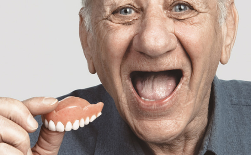 Hàm giả tháp lắp thường được chỉ định cho các trường hợp mất nhiều răng do yếu tố tuổi tác