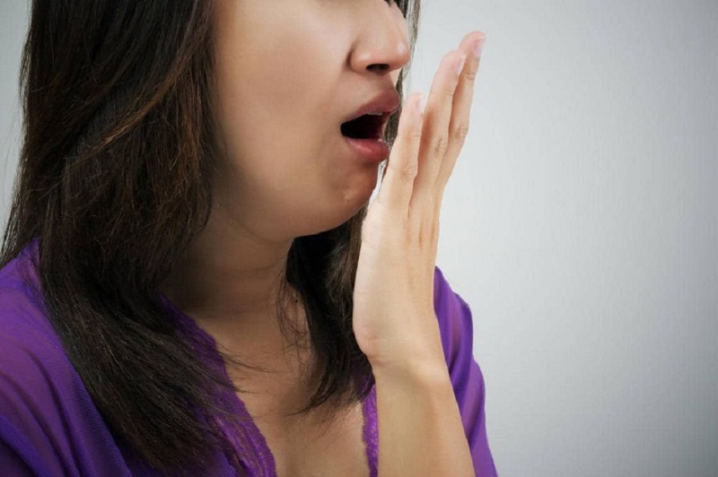 Sự xuất hiện ổ viêm có mủ tại lợi khiến hơi thở có mùi hôi khó chịu