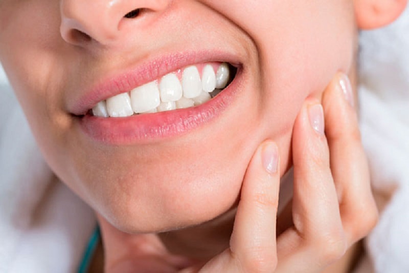 Việc lạm dụng tẩy trắng răng sứ có thể gây nguy hại tới sức khỏe răng miệng