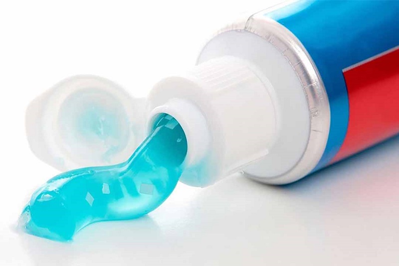 Việc sử dụng kem đánh răng cho răng nhạy cảm cũng giúp thuyên giảm cảm giác ê buốt răng