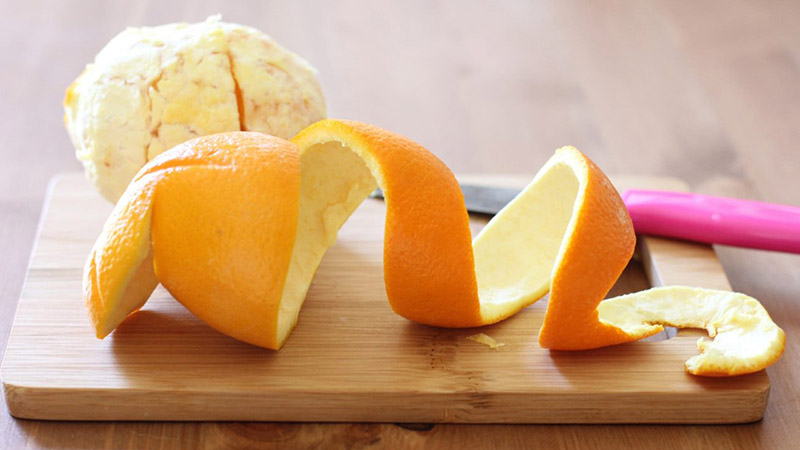 Hàm lượng vitamin C và D-limonene trong vỏ cam có thể giúp loại bỏ các mảng bám