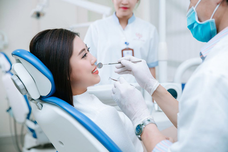 Bạn hãy đến khám răng định kỳ theo lịch trình bác sĩ đưa ra để được kiểm tra sức khỏe răng miệng