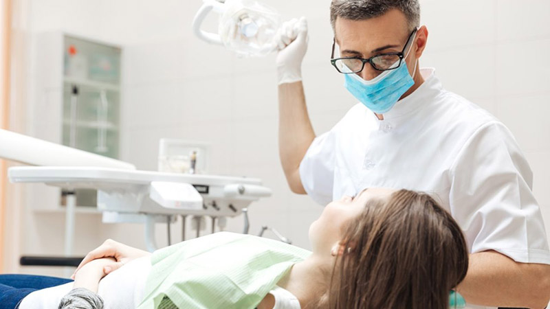 Tay nghề bác sĩ, nha khoa thực hiện cũng ảnh hưởng đến việc trồng răng cửa