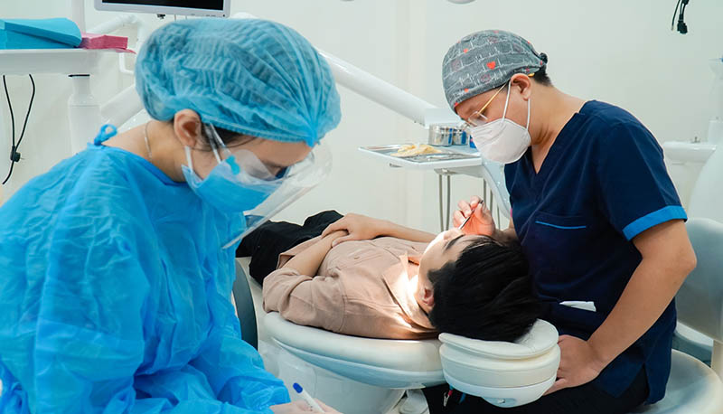 Trồng răng khểnh tại phòng khám có nhiều ưu điểm, đặc biệt là không xâm lấn nhiều
