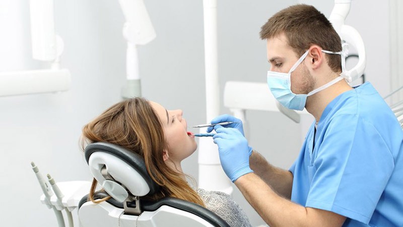 Bác sĩ sẽ thăm khám để xác định tình trạng thực tế trước khi đánh giá có trồng được răng mới không