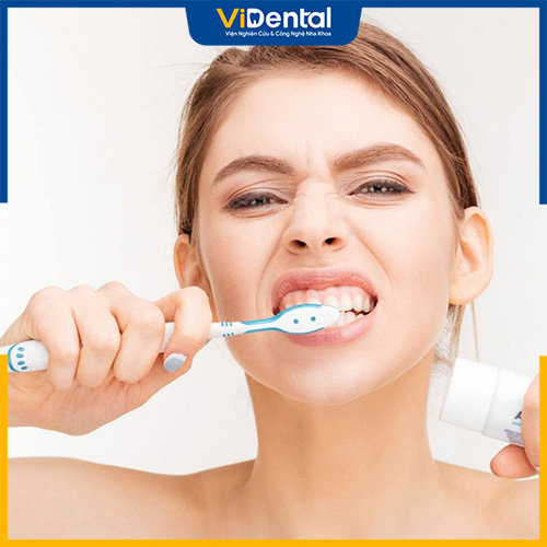 Chăm sóc răng sau khi cắm implant cần nhẹ nhàng, cẩn thận