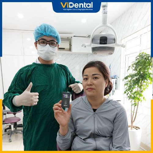 Khách hàng đánh giá cao dịch vụ trồng răng implant tại Trung Tâm ViDental Implant