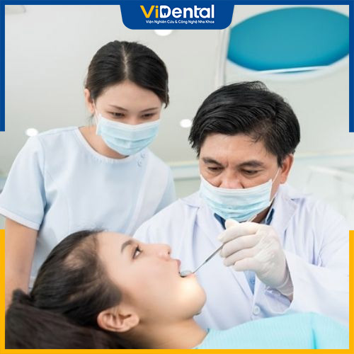 Bác sĩ tại Vidental Implant đang thăm khám tình trạng mất 2 răng cho bệnh nhân